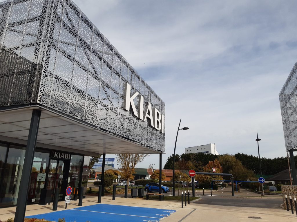 Façade du magasin Kiabi au sein du retail park Etixia Maurepas