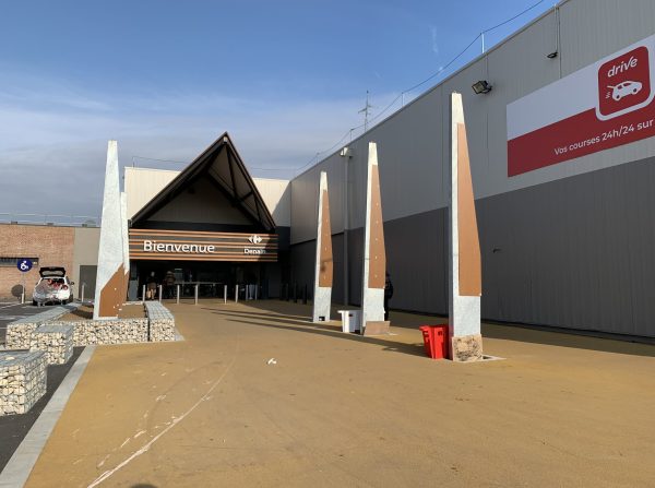 Entrée du centre commercial Carrefour Denain