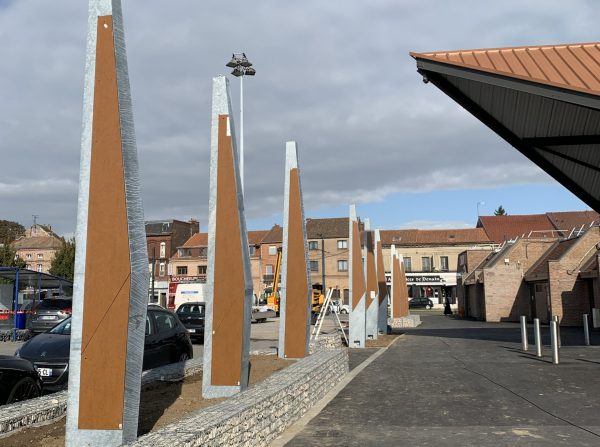 Allée extérieure du centre commercial Carrefour Denain